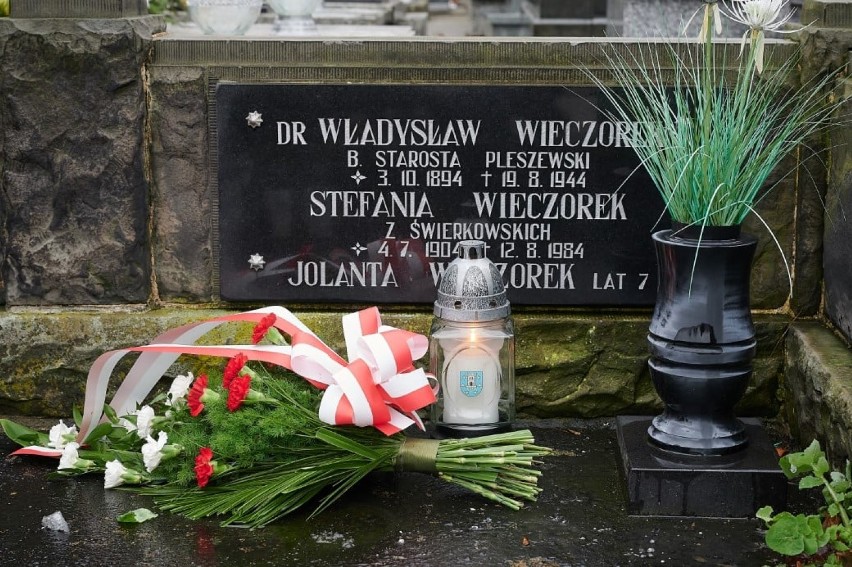 Święto Powiatu Pleszewskiego z uroczystą mszą i złożeniem kwiatów w miejscach pamięci