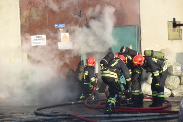 Pożar hurtowni zniczy w Małej Nieszawce. 12 zastępów straży w akcji ratunkowej [ZDJĘCIA]