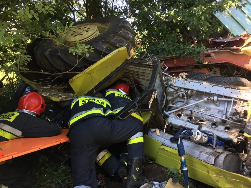 Wypadek na drodze Stepnica - Rokita. Ciągnik zderzył się z ciężarówką [ZDJĘCIA]