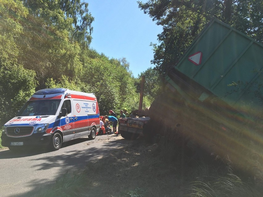 Wypadek na drodze Stepnica - Rokita. Ciągnik zderzył się z ciężarówką [ZDJĘCIA]