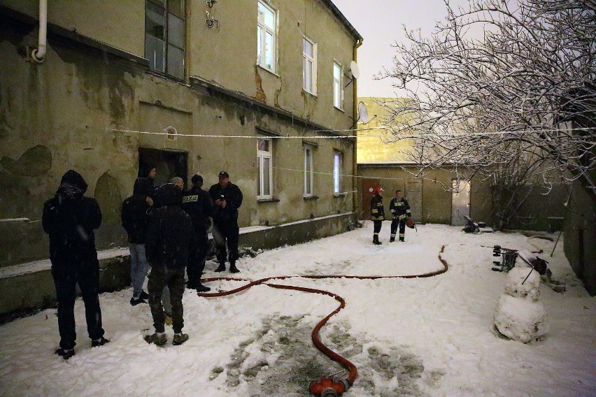 Tragiczny pożar na starówce w Piotrkowie. W oficynie dwa...