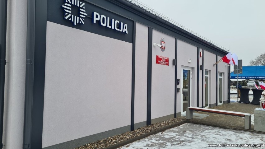Otwarcie pierwszego w Polsce modułowego Posterunku Policji w Prochowicach. Budowa trwała trzy miesiące. Zobacz, jak wygląda w środku!