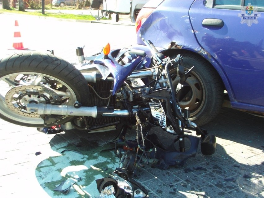 Wypadek w Łebie. Motocyklista uderzył w auto. Trafił do szpitala
