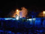 Pożar altanki w Pieszycach. Spaliła się wędzarnia… drugi raz. Interweniowały trzy zastępy straży pożarnej