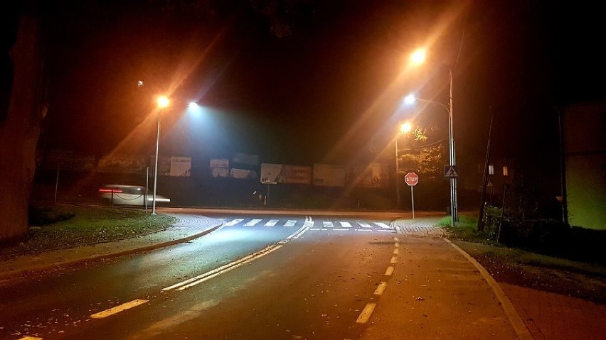 Przy przejściach dla pieszych w Zatorze na drodze krajowej 44 stanęło dodatkowe oświetlenie. Dzięki temu jest bezpieczniej [ZDJĘCIA]