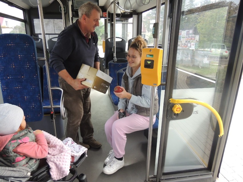 Europejski Dzień Bez Samochodu w Wagrowcu - pasażerowie miejskich autobusów otrzymali owoce!