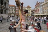 Misterium męki Pańskiej w centrum Poznania. Ukrzyżowali Jezusa na Starym Rynku [ZDJĘCIA]