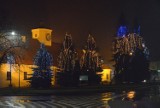 Świątecznie w centrum Staszowa. Na rynku, przy budynku Urzędu Miejskiego i w parku jest mnóstwo światełek [ZDJĘCIA]