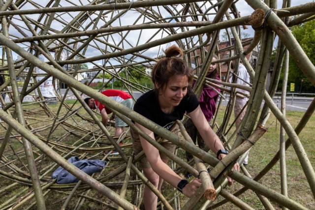 Rzeźba z wikliny powstaje na terenie kampusu Politechniki Bydgoskiej od 30 maja. Tworzą ją wspólnie studenci z Polski i Turcji. Ma być gotowa 3 czerwca.