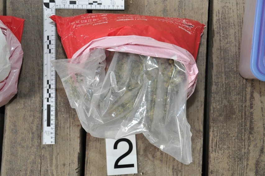 CBŚ i policjanci z Ketrzyna przejęli 8 kg narkotyków o wartości ćwierć miliona złotych [ZDJĘCIA]
