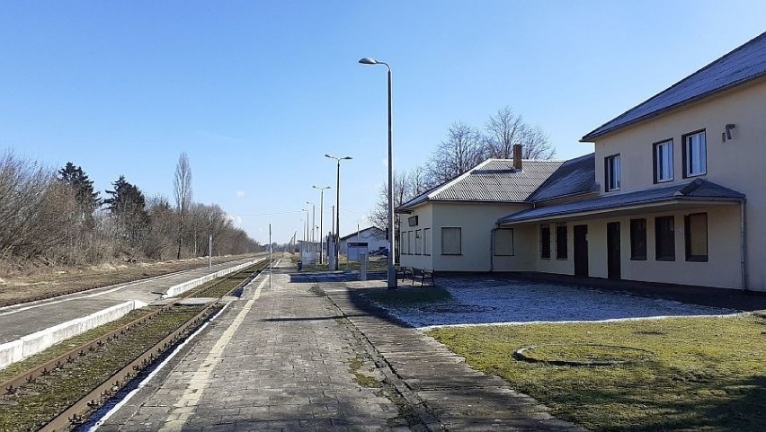 Przez stację kolejową w Lipnie nie przejeżdżają obecnie...