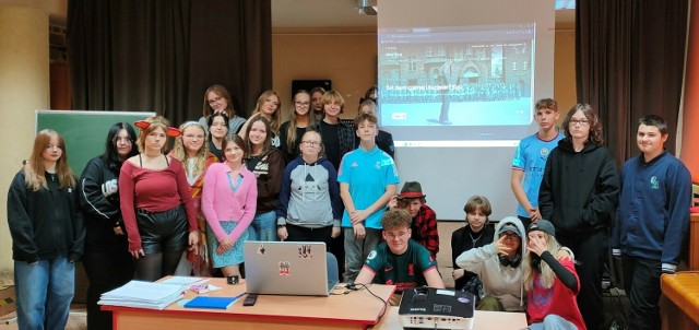 W ostrowieckim Staszicu uczniowie biorą udział w programie Filmoteka Szkolna. Więcej na kolejnych zdjęciach