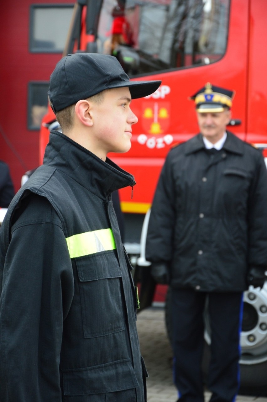 Minister Błaszczak nagradza 15-letniego strażaka z Leopoldowa. Uratował nieprzytomnego mężczyznę
