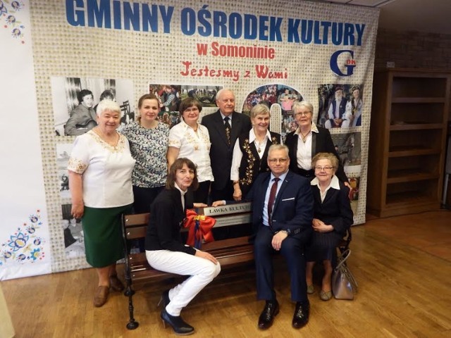 Na pamiątkowym zdjęciu  grupa z Tucholi, która odwiedziła na jubileuszu przyjaciół w Ostrzycach
