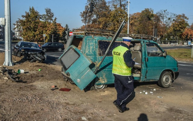 W niedzielę rano doszło do groźnego wypadku na rondzie Grunwaldzkim w Bydgoszczy. Zderzyły się samochód osobowy z busem. Siła uderzenia była bardzo duża - bus koziołkował.

Na miejscu pojawiły się policja, straż pożarna oraz pogotowie. Po zderzeniu zablokowany został jeden pas (w kierunku centrum miasta), ale nie doszło do poważnych utrudnień ze względu na mały ruch o tej porze.

Jak poinformowała nas oficer prasowa KWP w Bydgoszczy, zgłoszenie o zderzeniu wpłynęło tuż przed godziną 8.30. Z ustaleń wynika, że jadący ulicą Nakielską kierowca VW transportera nie ustąpił pierwszeństwa kierowcy osobowego forda, który opuszczał rondo. Jedna osoba z busa została zabrana do szpitala wojskowego. 

(sier)


➤ Zdjęcia na następnych stronach