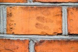 Czyje to ślady dłoni na murach białostockiej katedry? [zdjęcia]