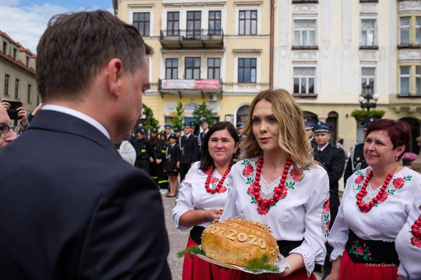 Witany w Tarnowie chlebem i solą Zbigniew Ziobro apelował o poparcie dla Andrzeja Dudy. Nie obeszło się bez interwencji policji [ZDJĘCIA]