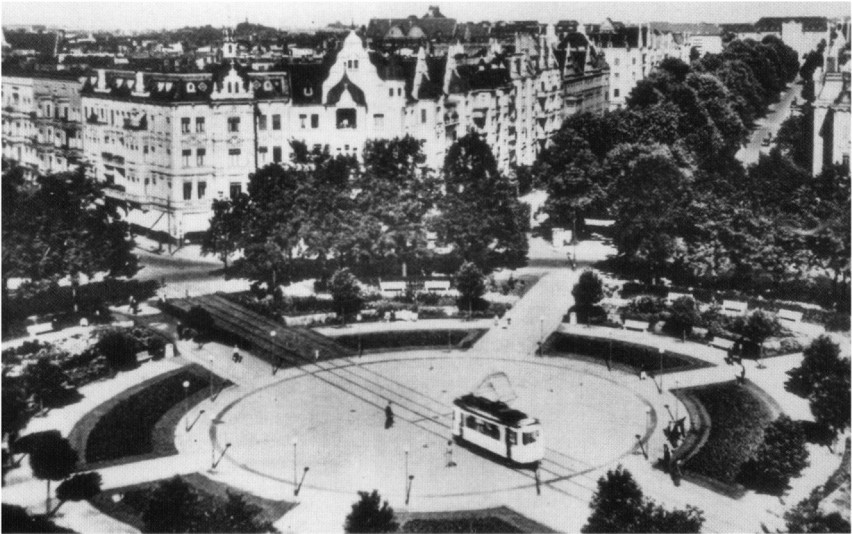 Plac z linią tramwajową, powstała w początkach XX wieku.