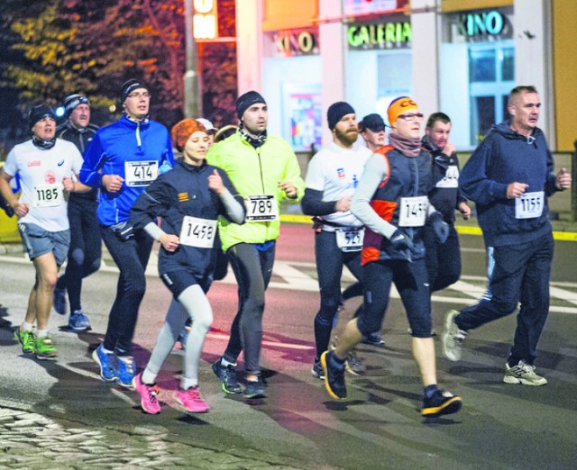 Amatorów biegania nocą w naszym mieście nie brakuje