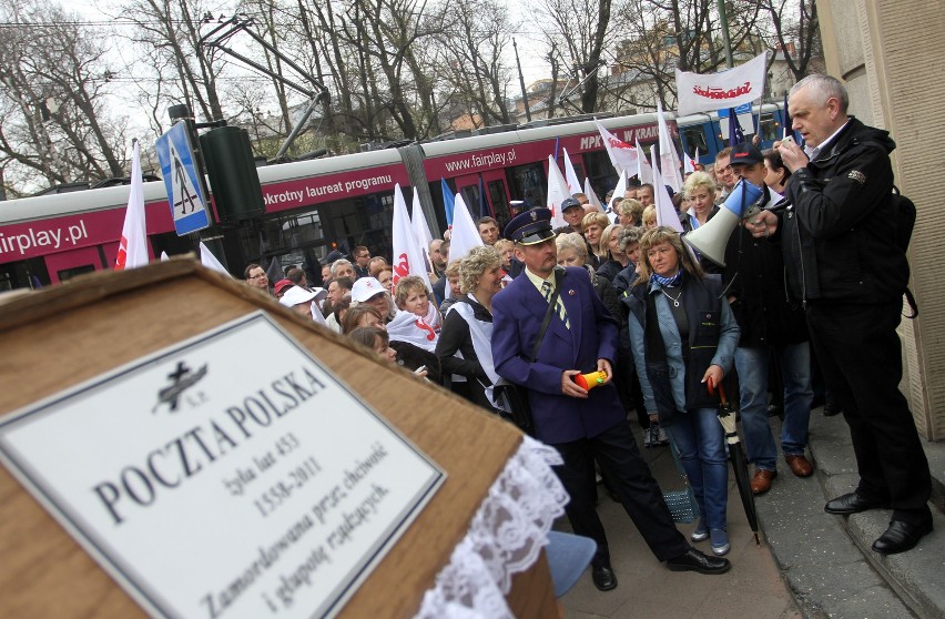 Kraków: protest pocztowców pod Pocztą Główną [ZDJĘCIA, VIDEO]