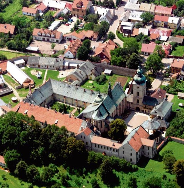 Wizytówką Starego Sącza, obok unikatowej zabudowy rynku, jest klasztor klarysek założony przez świętą Kingę w 1280 roku