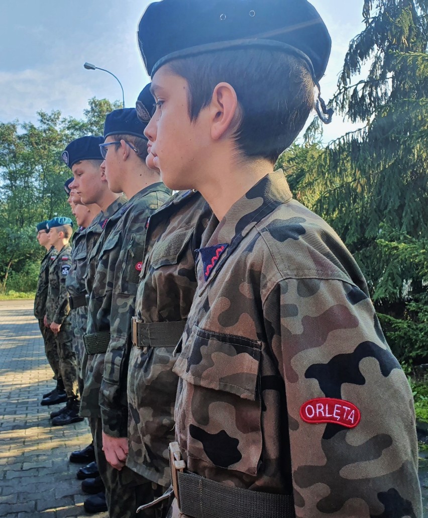 Członkowie Jednostki Strzeleckiej 1031 w Piotrkowie prowadzą...