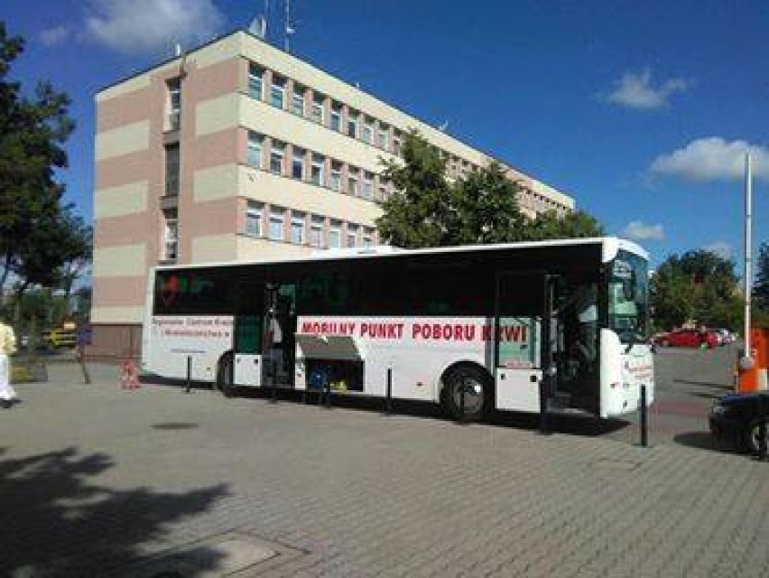 Kolejna zbiórka krwi w Łęczycy. Ambulans czeka przed Urzędem Miasta