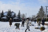 Podopieczni DPS-u w Skrzynnie skorzystali z uroków zimy ZDJĘCIA