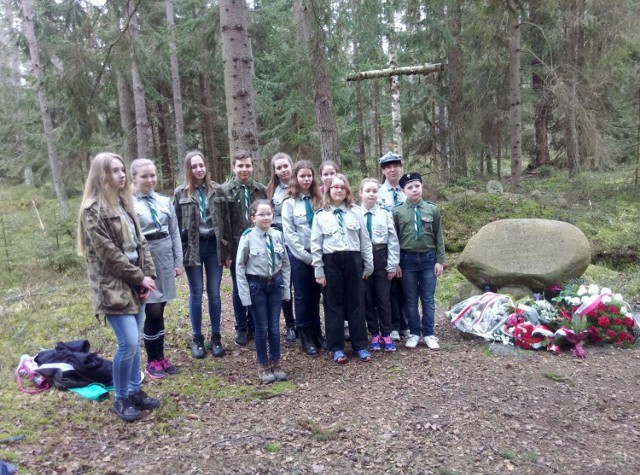 Rok 2017. Tradycją harcerzy z 1 Stegieńskiej Drużyny Harcerskiej "Sztorm" im. Bernarda Filarskiego jest przyrzeczenie harcerskie składane w miejscu egzekucji swojego bohatera