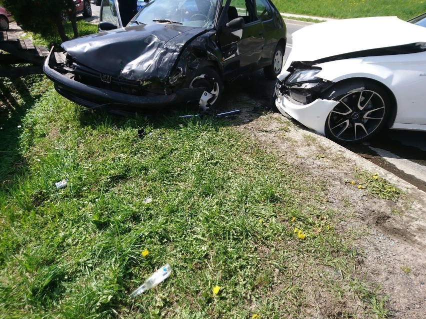 Wypadek w Bukowinie Tatrzańskiej. Mercedes zderzył się z peugeotem. Jedna osoba została ranna 