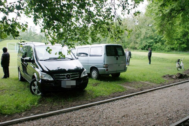 - Tak zaparkowano w Sławnie na bocznym boisku - opisuje Czytelnik.