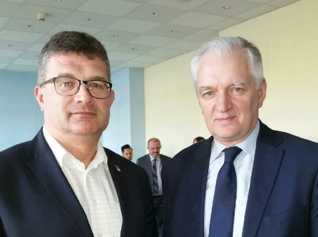 Dariusz Tokarski i Jarosław Gowin. Burmistrz Pajęczna uważa, że jego działalność w partii może przynieść gminie jedynie korzyści