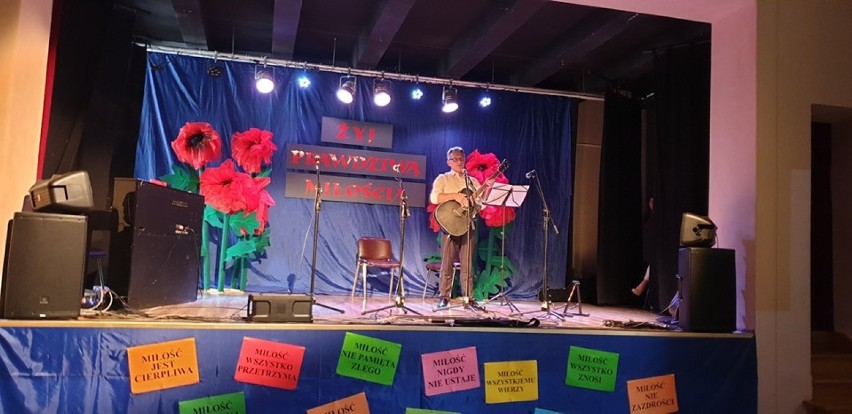 Żyj prawdziwą miłością - koncert charytatywny Szkolnego Koła Caritas w Sulikowie [ZDJĘCIA]
