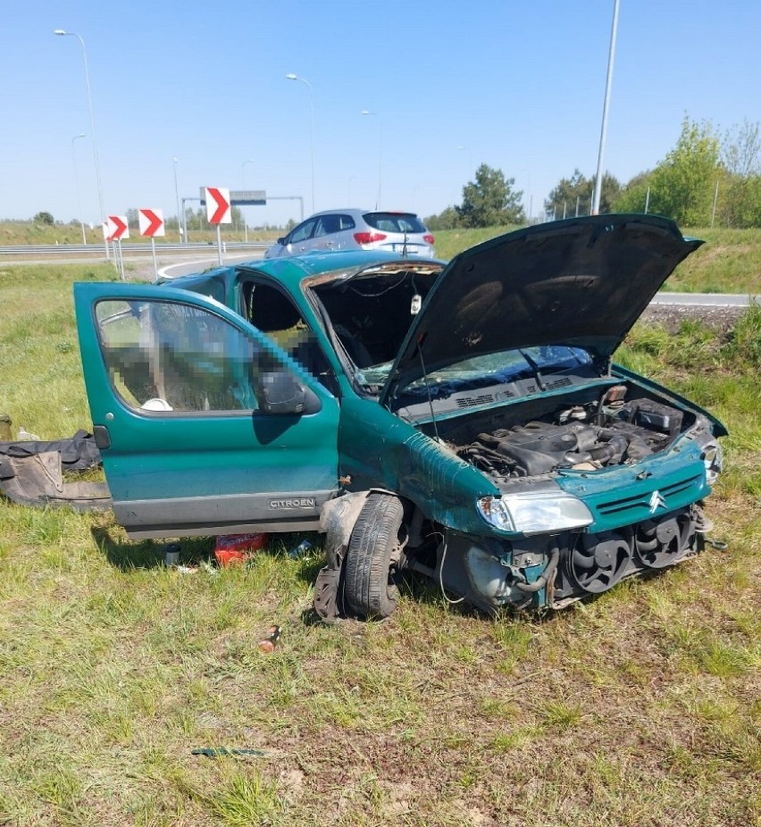 Wypadek na S-5 w Lubczu na terenie powiatu żnińskiego. Uderzył w znaki, dachował. Śmigłowiec zabrał go do szpitala