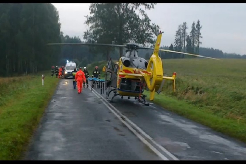 Powiat. Wypadek na drodze nr 212. Nie żyje 20-letni kierowca Opla. Pasażer wypisał się ze szpitala