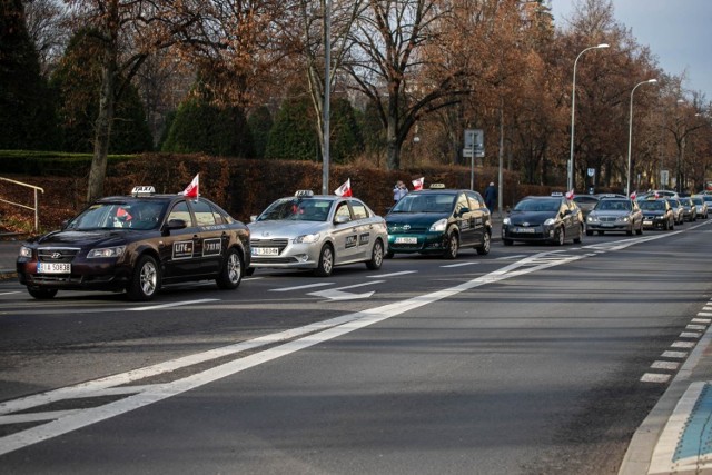 Protest taksówkarzy w Białymstoku przeciwko tarczy antykryzysowej