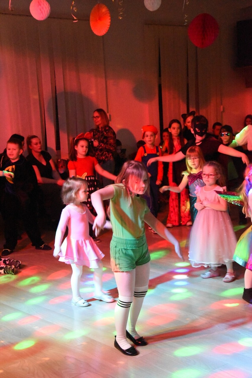 Karnawałowo, wokalnie i plastycznie w Młodzieżowym Domu Kultury w Wieluniu 