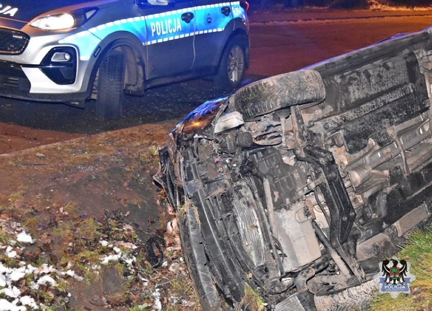 Pijany nastolatek dachował samochodem w Głuszycy. W Wałbrzychu policjanci przebadali ponad 300 kierowców