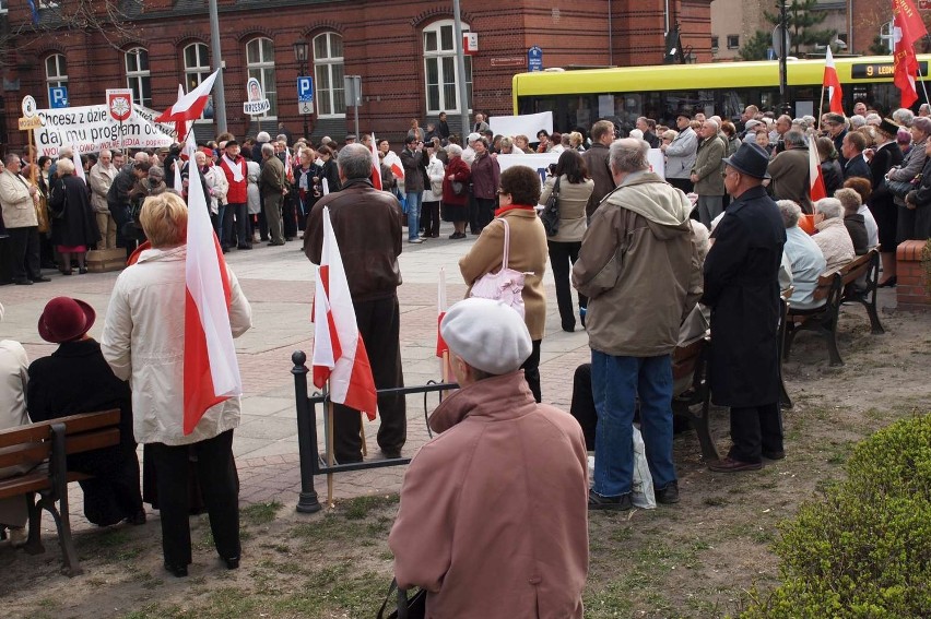 W Gnieźnie protest w obronie Telewizji Trwam. Przemarsz z transparentami spod pomnika