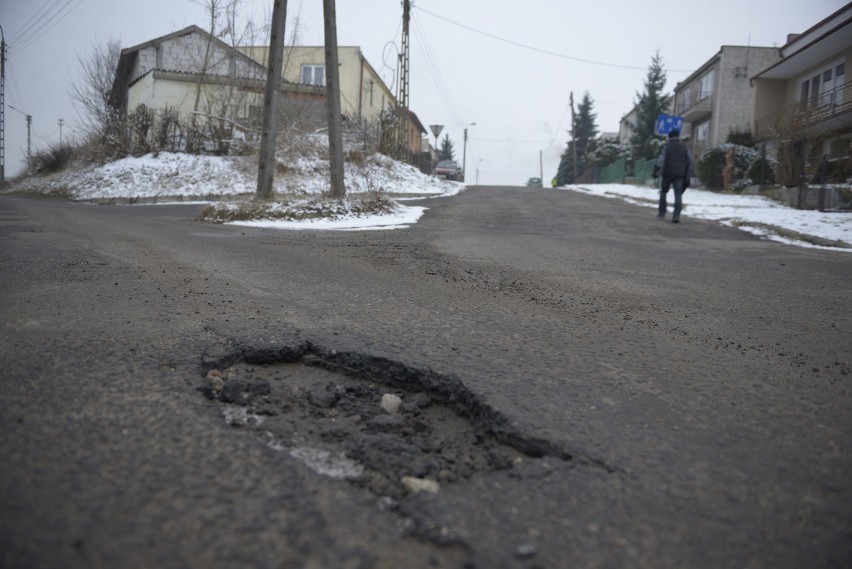 Stara, dziurawa nawierzchnia na Raszei uszkadza auta