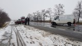 Wypadek na dawnej drodze krajowej nr 10. Bus uderzył w audi. Ruch odbywa się wahadłowo