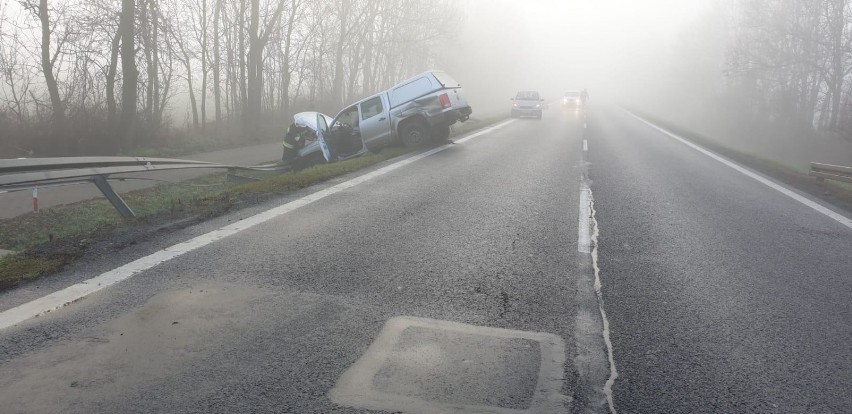 Powiat leszczyński. Wypadek pod Rydzyną we mgle. 23-latek wyprzedał w gęstej mgle i zderzył się czołowo [ZDJĘCIA]