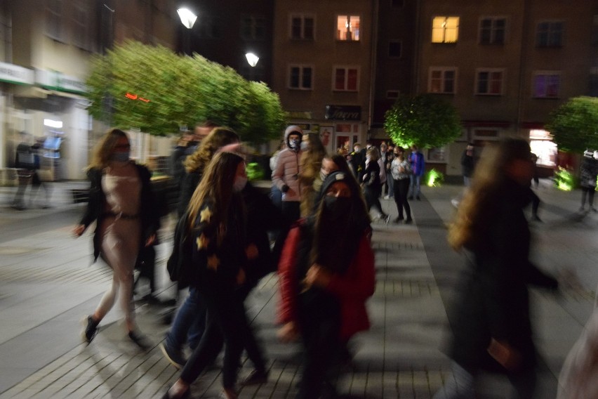 Wieczorny strajk kobiet w Szczecinku. Demonstracja w autach, taniec, spacery [zdjęcia]