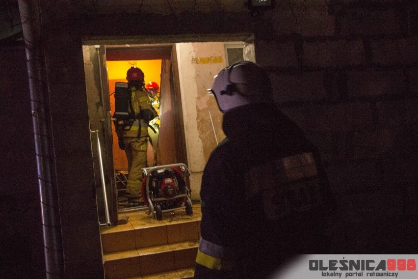 Pożar mieszkania w Nowoszycach. Lokator trafił do szpitala!