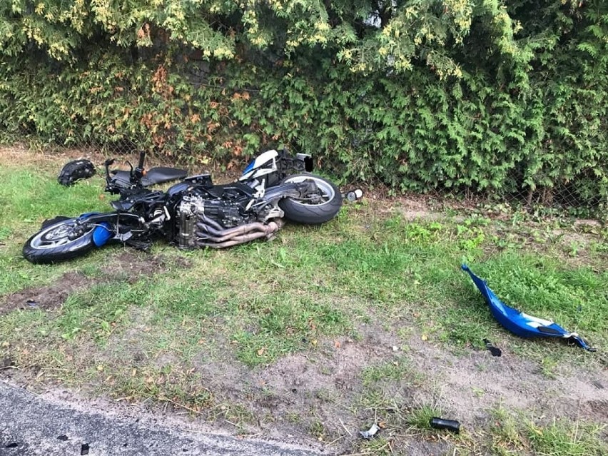 Motocyklista uderzył w osobówkę. Dwie osoby w szpitalu (zdjęcia)