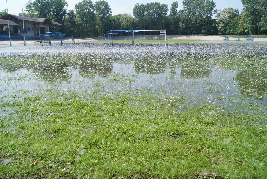 Kalisz: Stadion przy Wale Matejki pod wodą. Kolarze odwołali zawody. ZDJĘCIA