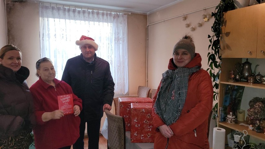 Urzędnicy i wójt gminy Lubichowo wcielili się w role św. Mikołajów ZDJĘCIA 