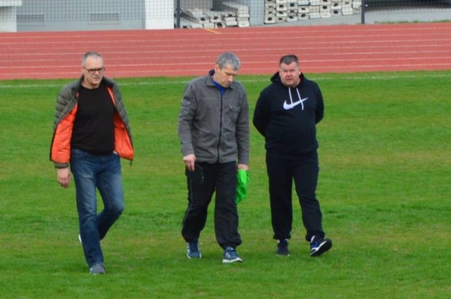 Jarosław Grzesiak (w środku nie jest już trenerem Włocłavii). Zespół poprowadzą Ryszard Kobielski (z lewej) i Arkadiusz Wasielewski (z prawej)