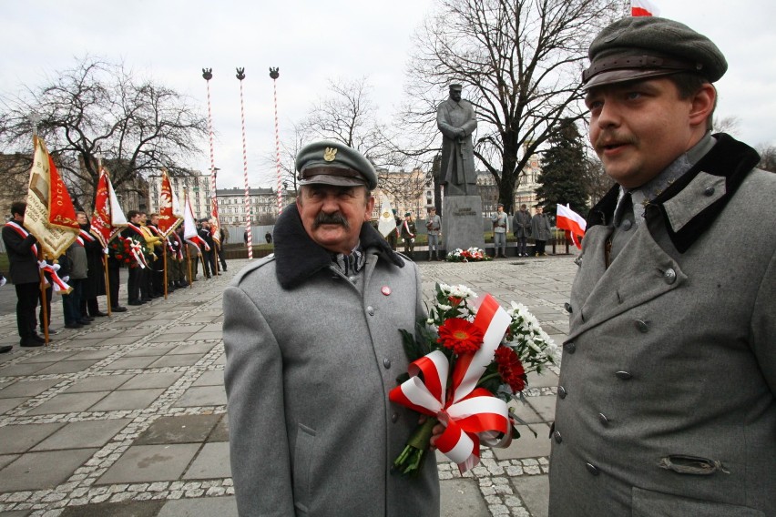 Imieniny Marszałka w Łodzi. Złożyli kwiaty pod pomnikiem Piłsudskiego [ZDJĘCIA]