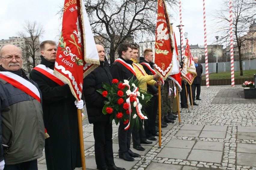 Imieniny Marszałka w Łodzi. Złożyli kwiaty pod pomnikiem Piłsudskiego [ZDJĘCIA]